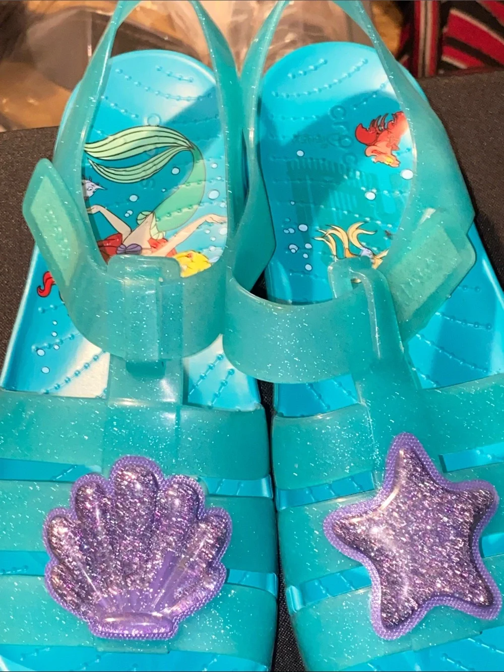 CROCS LITTLE MERMAID GIRLS/ WO SIZE 5 TURQUOISE SPARKLY HOOK LOOP STRAPS SANDALS